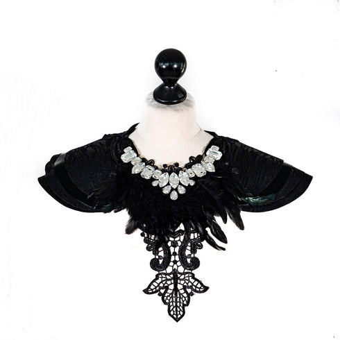 SiaLinda: Brustschmuck Briana, schwarz, mit großen Steinen, Spitze, Feder, Kunstleder - SiaLinda.com